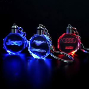 Vente en gros porte-clés en verre cristal LED logo 3d personnalisé porte-clés cristal octogone 7 couleurs lumières LED avec boîte-cadeau - Product Image 3