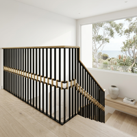 Escalier droit moderne en bois massif et acier avec rampe en verre trempé pour usage intérieur en villa