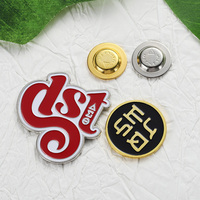Pin de solapa magnético personalizado, logotipo de la marca con letras 3D, insignia de esmalte suave de hierro chapado en oro y plata, alfileres magnéticos, regalo al por mayor