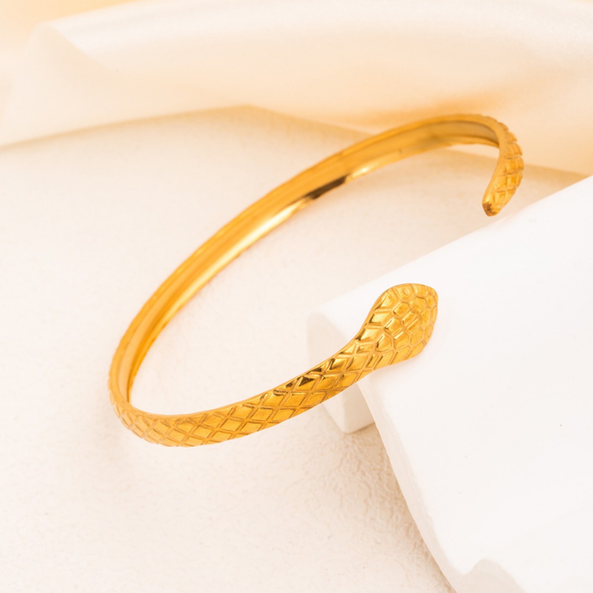 thin bangle bracelet