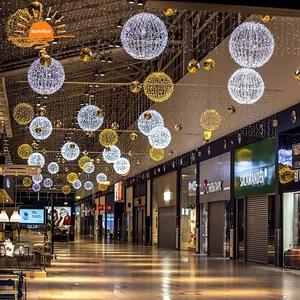 Les lumières décoratives led en forme de boule de noël sont utilisées pour la décoration 3D de l'arbre, rue, parc, jardin, centre commercial