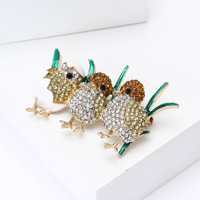 Pin Enamel Bunga Hydrangea Hijau, Bros Bunga Vintage dengan Lis Emas, Lencana Lapel Tanaman Botani