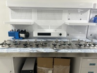 Banco de pruebas de fuente de presión de precisión, comparador de calibración de presión eficiente, manómetros, instrumento modular optimizado
