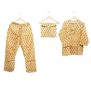 Conjunto de 3 Piezas para Mujer, Estampado Floral Amarillo, 100% Algodón, Corte Holgado, Ropa Casual de Verano, Cuello Redondo, Pantalones de Manga Tres Cuartos - Product Image 1