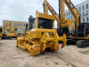 Topadora de cadenas CAT D7G de segunda mano, totalmente reacondicionada, equipada con desgarrador de triple diente para trabajos de minería y nivelación de terrenos. - Product Image 4