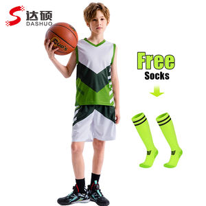 Ensemble d'uniformes de <span class=keywords><strong>basket</strong></span>-ball en polyester vert 10 pièces pour garçons vêtements de sport pour enfants Logo de nom d'équipe imprimé numérique respirant pour l'été - Product Image 1
