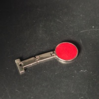 Accessoires de papeterie de luxe en fer, fermoir rond rouge floqué pliable de qualité supérieure pour couverture de carnet commémoratif, vente en gros