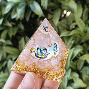 Pyramide en résine époxy avec galets de cristal, ornement de bureau, décoration d'aquarium, quartz rose, cadeau écologique fait main - Product Image 3