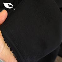 Tissu jacquard satiné effet acétate, motif branche fine noir ton sur ton, brillance soyeuse, tombé lourd, pour Abaya de luxe