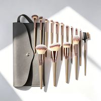 Set de 15 Brochas de Maquillaje Magnum de Fibra Sintética con Mango de Plástico en Oro Champán y Oro Negro - Categoría Cruzada