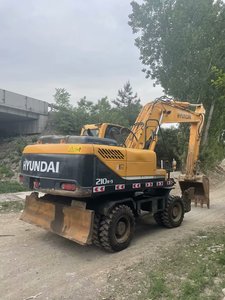 Excavatrice sur pneus Hyundai R210W-9 d'occasion, Corée du Sud, bon état, avec moteur et pompe. - Product Image 1