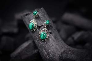 Boucles d'oreilles pendantes en argent sterling 925 avec malachite, design ethnique pour femmes, bijoux de mode pour mariages, fêtes, cadeaux et usage quotidien - Product Image 4