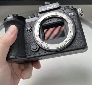 Appareil photo numérique sans miroir plein format Lumix S5 avec capture vidéo 4K et carte <span class=keywords><strong>SD</strong></span> - Product Image 2