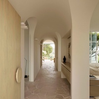 Desain Vila Modern Mediterania dengan Pemandangan Laut, Dinding Batu, Halaman, Kolam Renang, Rendering 3D
