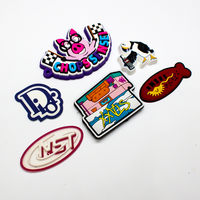 Fabricant de patchs en PVC cousus sur un vêtement avec logo 3d de marque personnalisé en relief