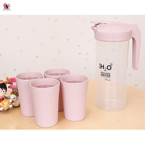 Jarra de Agua Transparente de Plástico Libre de BPA de 1.5L <span class=keywords><strong>con</strong></span> 4 Vasos, Jarra de Agua de PP <span class=keywords><strong>con</strong></span> Asa y Juego de Vasos, Hervidor de Agua Fría y Caliente - Product Image 1