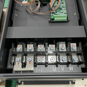 Bomba de Agua Solar de 110kw/132kw, Apta para 380V/440V, con Entrada de Energía Híbrida CA - Product Image 2