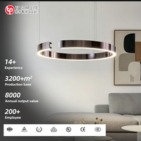 Lustre moderne en forme de C doré, construction en acier inoxydable, éclairage LED, hauteur réglable, télécommande, utilisation en chambre à coucher
