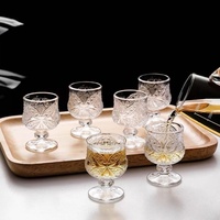 Tasse en verre Shochu de spiritueux vintage gravés, petit gobelet européen rétro en relief en verre à vin vente en gros