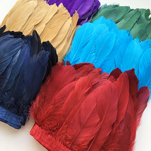 Vente en gros de plumes d'oie teintées en blanc Garnitures à franges en plumes pour l'artisanat Vêtements de fête Tissu pour vêtements Décoration de chapeaux en dentelle - Product Image 3