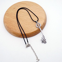 Collier modèle d'arme en forme de clé souvenir de jeu