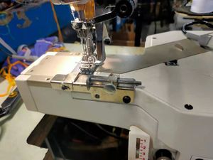 Máquina de Coser Industrial QS-500D-02R de Cama Plana con Ahorro de Energía, para Dobladillo Enrollado e Interlock - Product Image 4