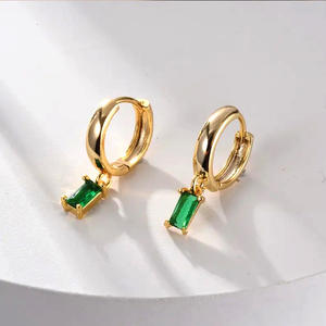 Boucles d'oreilles créoles plaquées or E2574 avec pierre précieuse verte taille émeraude sertie clos, style classique, boucles d'oreilles pendantes raffinées pour femme - Product Image 4