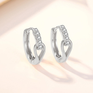 Orecchini a Cerchio E4213 in Oro Bianco con Diamanti Rotondi Incastonati a Canale, Gioielli Classici da Donna - Product Image 3