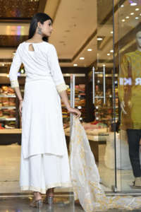 Conjunto de 3 Piezas de Rayón Blanco para Fiesta, Estilo Étnico, Sin Mangas, Largo hasta la Rodilla, Verano, Lavado a Mano, Conjunto de Kurta de Diseñador para Mujer - Product Image 3
