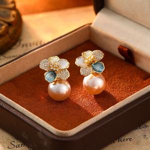 Boucles d'oreilles clous élégantes de style français, micro-incrustées de fleurs, Manta Rose, perle violette, cuivre haut de gamme, zircon principal, exquises et tempérées - Product Image 5