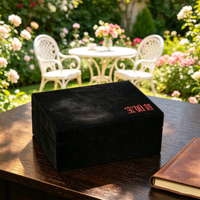 Boîte à bijoux en velours floqué noir avec logo personnalisé, insert en velours multi-compartiments, design à couvercle rabattable pour l'emballage de bijoux haut de gamme pour les marques de joaillerie