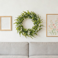 Couronne d'eucalyptus artificielle personnalisée OEM en gros pour la décoration de porte d'entrée printanière style ferme avec fleurs blanches