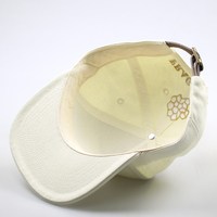 Casquette classique à cinq panneaux à visière plate en toile beige avec sangle en cuir et boucle en forme d'herbe, broderie personnalisée en or pour le sport