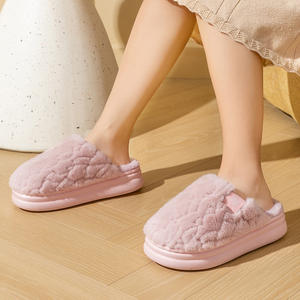 รองเท้าแตะแบบสวมใส่ในบ้านสำหรับผู้ชายและผู้หญิง ผลิตจากโรงงานมืออาชีพ รับทำโลโก้ตามสั่ง ผลิตจากผ้าฝ้าย อุ่นสบาย พื้นรองเท้า EVA นุ่ม ปิดหัวรองเท้า ขายส่ง - Product Image 1