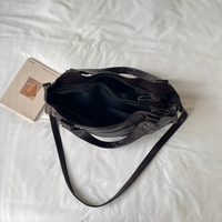 Sac fourre-tout en cuir PU tendance 2026 pour femme, grande capacité, avec rivets, décontracté, pour le quotidien, à porter à l'épaule ou en bandoulière, vente en gros