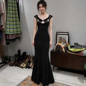 Robe longue en maille brodée patchwork pour femme, coupe ajustée, ourlet queue de poisson, élégante pour les soirées d'été - Product Image 1