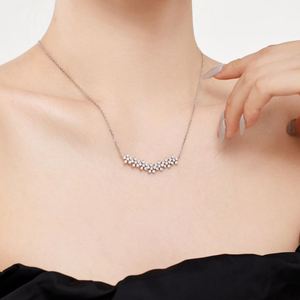 Collar Dylam con Colgante en Forma de Barra con Zirconia de Grado 5A, Diseño Único y Delicado, Chapado en Rodio Plateado, Hipoalergénico - Product Image 4