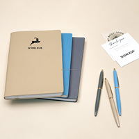 Carnet A5 en cuir vegan souple avec stylo – Fabricant de journaux personnalisés avec impression et logo en relief