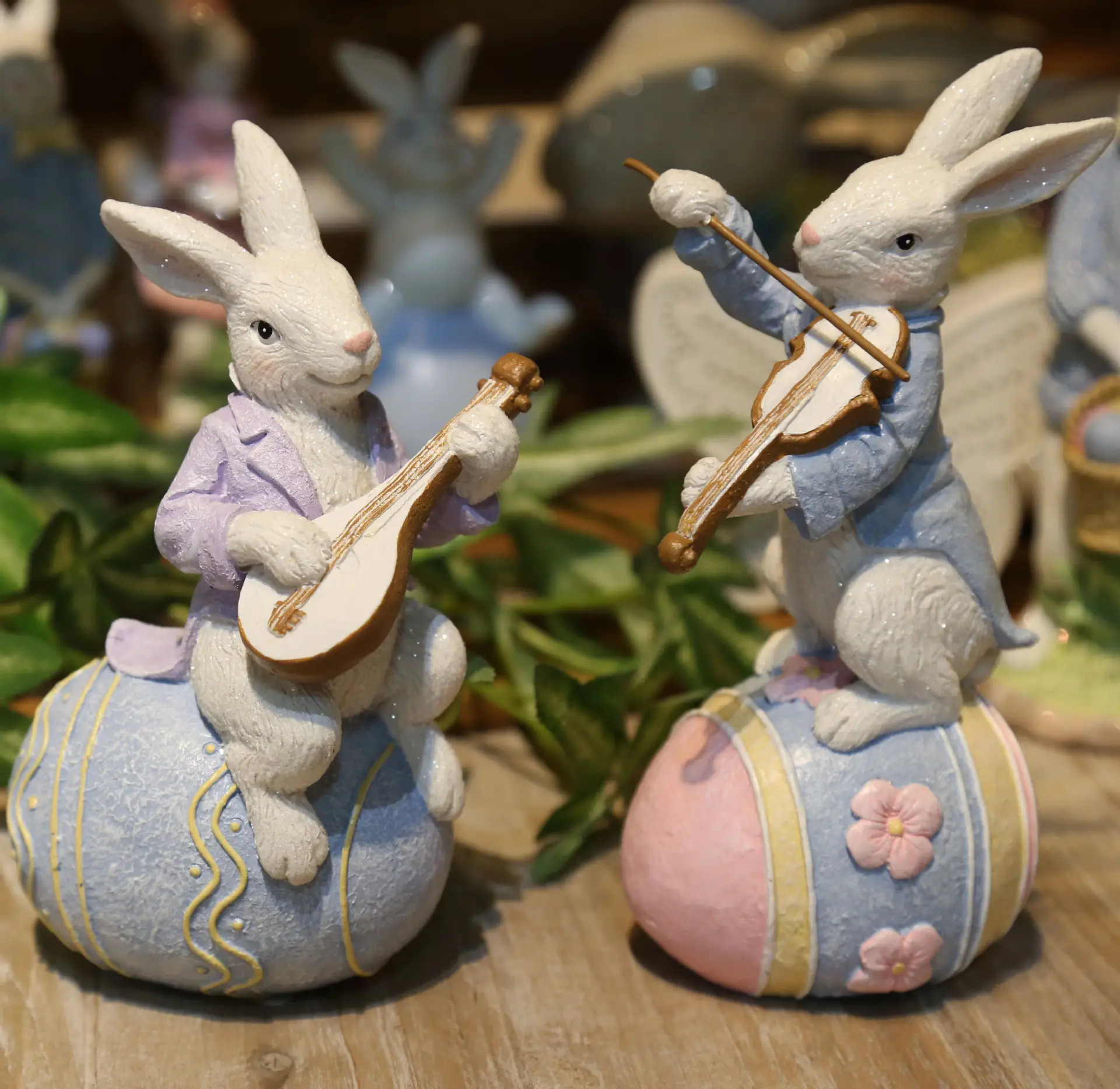 2024新しいヨーロッパのイースターバニーの卵の像座っているウサギがバイオリンミュージシャンの樹脂の装飾の置物ホームクラフトの装飾ギフトを演奏する