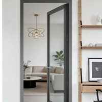 Porte d'entrée intérieure moderne à cadre en aluminium noir, vitrage simple trempé dépoli, pour résidence, type battante