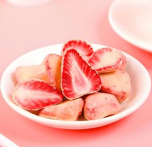 Boule de chocolat remplie de fraise d'usine 60g saveur de lait collation de fruits lyophilisés bonbons Premium chinois fraises au chocolat - Product Image 5