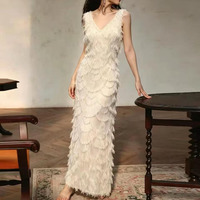 Robe longue personnalisée pour femme à franges et pompons, sans manches, col en V, à volants, texture élégante, pour soirée, OEM ODM, marque privée, vente en gros de vêtements