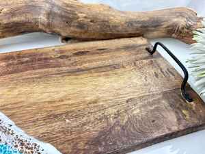 Plateau de service en bois et résine de qualité supérieure, fabriqué avec soin pour une présentation élégante de la table à manger et de la maison - Product Image 4