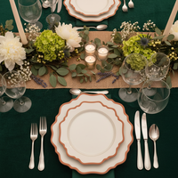 Assiettes de présentation en céramique rose avec bordure dorée festonnée - Ensemble de décoration de table pour mariage, réception, fête prénuptiale et fiançailles
