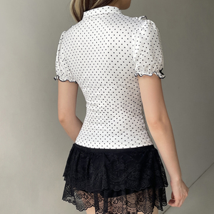 เสื้อเบลาส์ลายจุดสำหรับผู้หญิง สไตล์หวานน่ารัก ระบายอากาศได้ดี คอปกปีเตอร์แพน สีตัดกัน แขนสั้น แต่งระบายชายเสื้อ - Product Image 2