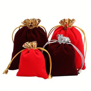 Pochette cadeau en velours rouge personnalisée avec logo tendance, sac à cordon avec tissu doré pour bonbons - Product Image 1