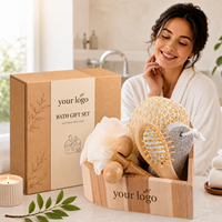 Ensemble d'accessoires de bain promotionnel Jarnier dans une boîte en bois en forme de cœur, comprenant une brosse en loofah/peigne, un ensemble de gel douche, un coffret cadeau pour la salle de bain