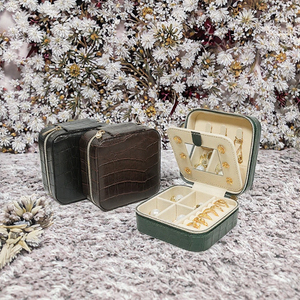 Boîte à bijoux de voyage en cuir PU texturé gaufré, étui à bijoux portable avec fermeture éclair et miroir pour bagues et boucles d'oreilles - Product Image 3