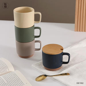 Tasses en céramique nordiques personnalisées avec couvercles, design rayé, tasses à café réutilisables pour les occasions spéciales - Product Image 2