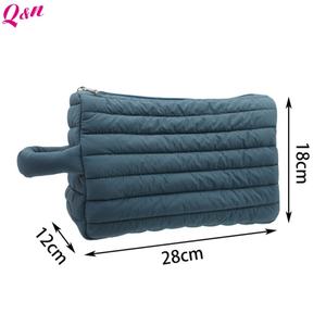 Bolsa de cosméticos acolchada de peso ligero, bolsa de cosméticos con cremallera hinchada personalizada, bolsa de maquillaje de moda, bolsa de viaje de nailon - Product Image 6